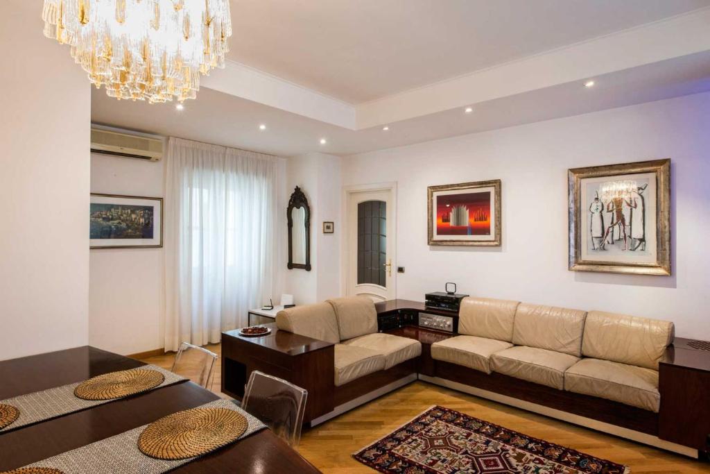 罗马Eucalyptus Resort - Roma San Paolo -的客厅配有沙发和桌子