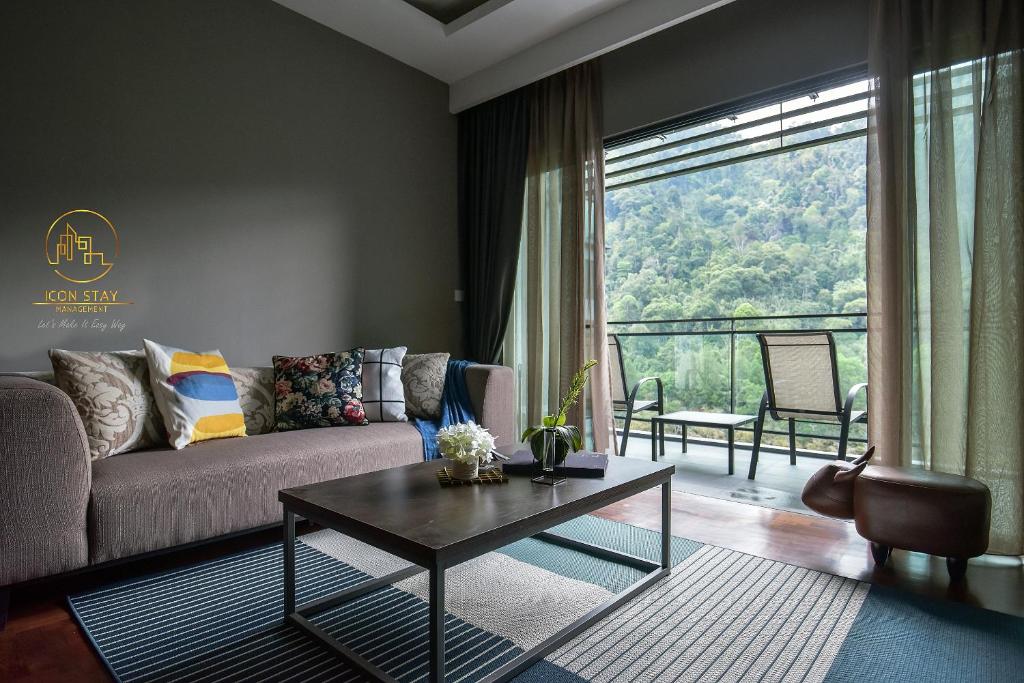 云顶高原Vista Residences Genting Highlands Pahang @ Icon Stay的客厅配有沙发和桌子