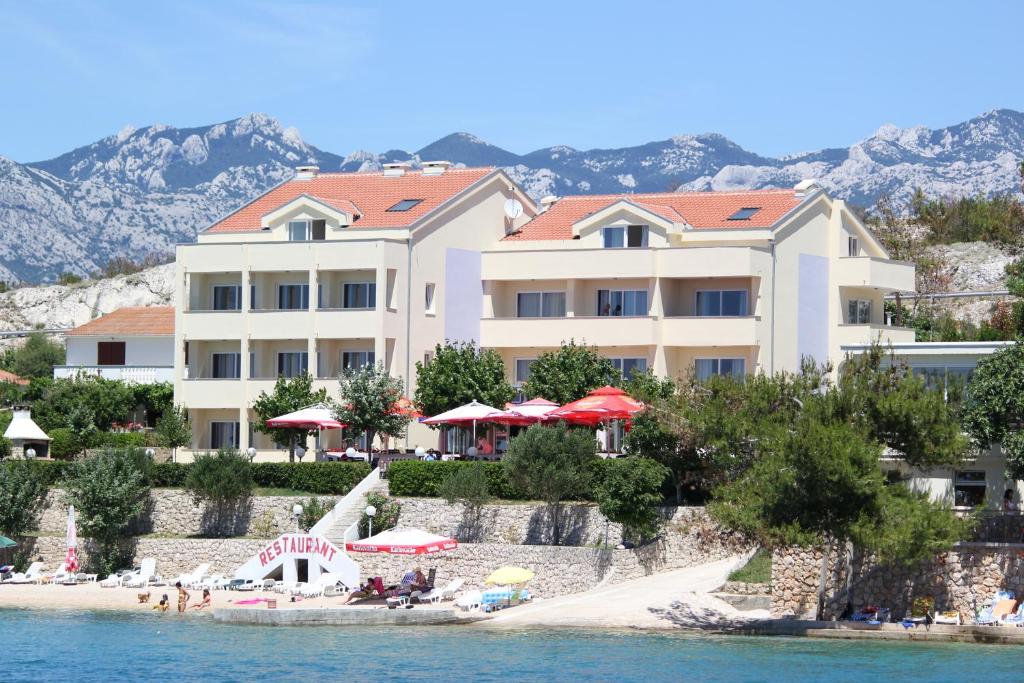 利缇纳Pension Villa Rosa的水上度假胜地,拥有海滩和建筑