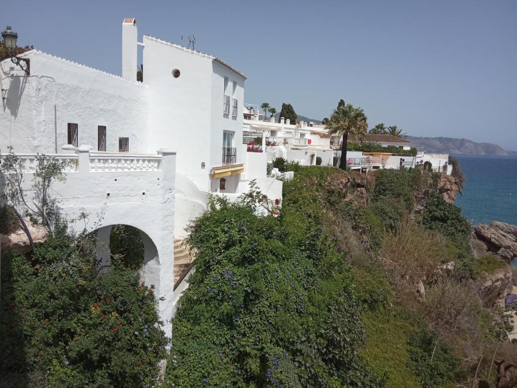 内尔哈Casa Eva - Adults Only的海边小山上的白色建筑