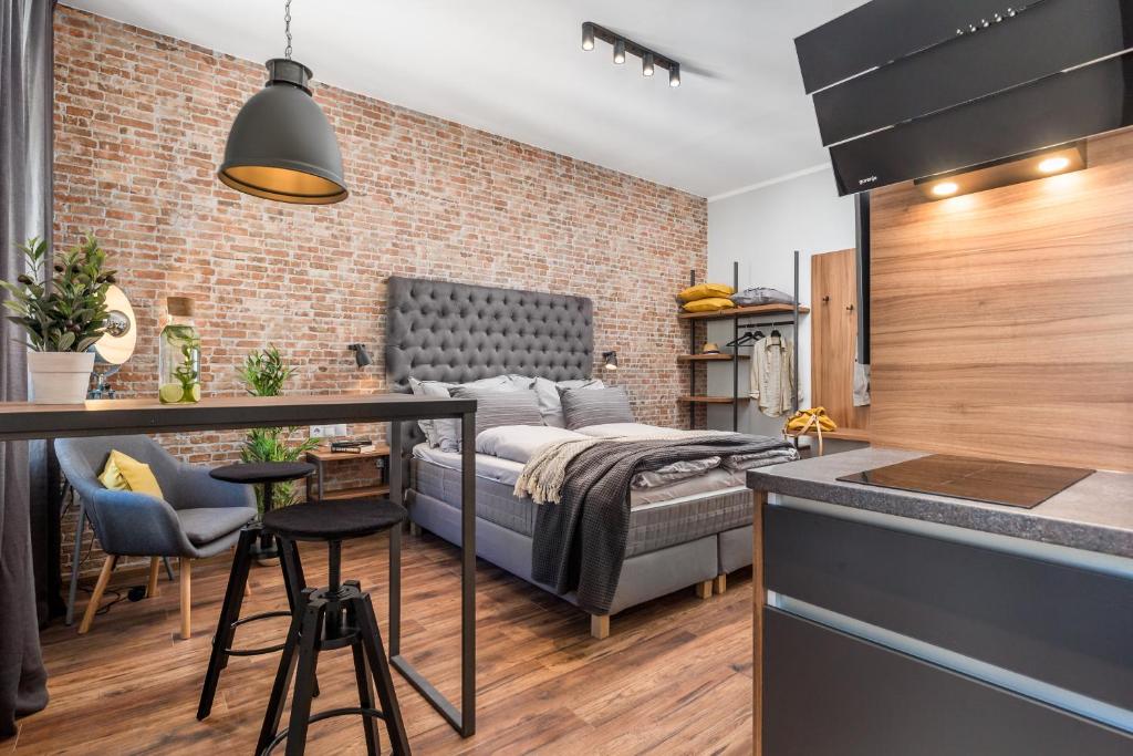 里耶卡Porto Marina apartments的一间卧室配有一张床,厨房配有酒吧