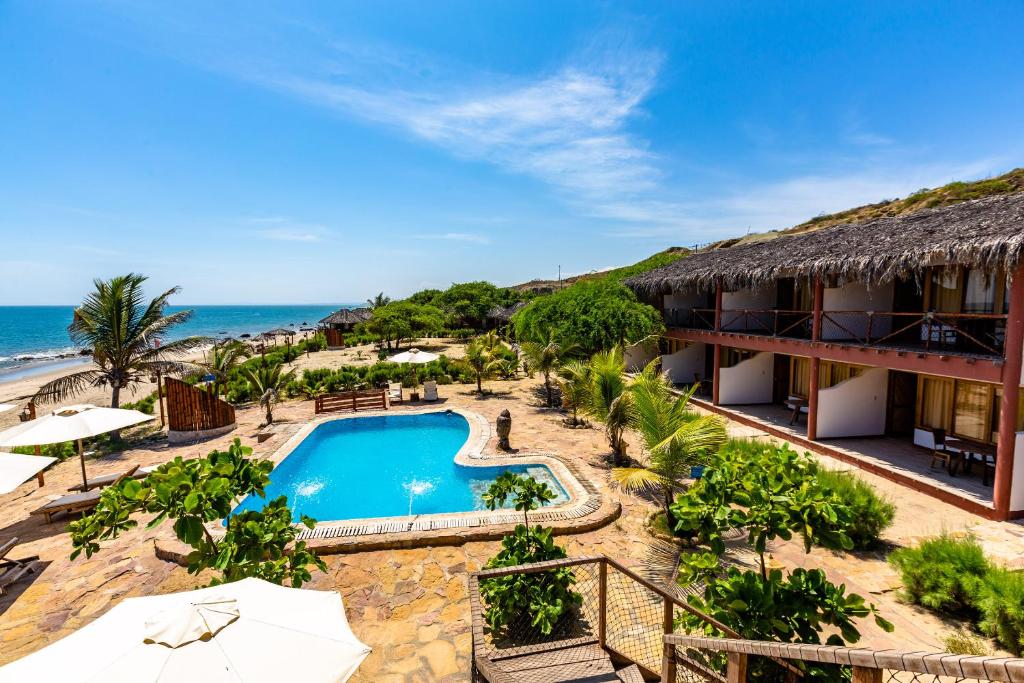 卡诺阿斯德蓬萨尔巴里海别墅酒店的享有度假胜地的空中景致,设有游泳池和海洋