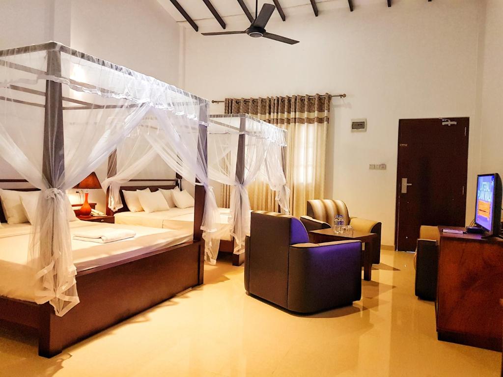 卡特勒格默Livinya Holiday Resort的一间卧室配有一张带天蓬的大床