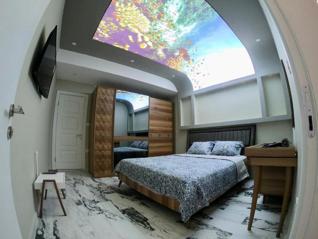 亚洛瓦PASHA APART~BOUTİQUE HOTEL/YALOVA的一间卧室设有一张床和一个大窗户