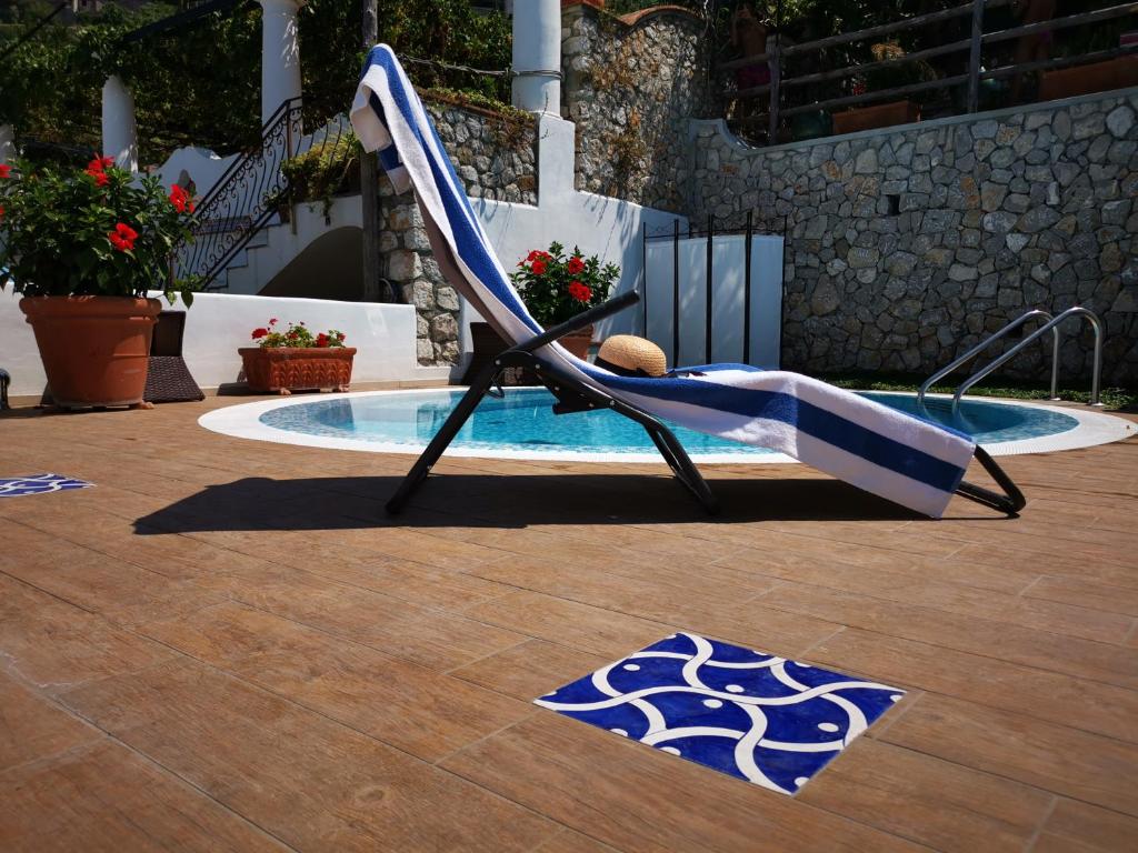 卡普里帕特里齐旅馆的游泳池旁的草坪椅