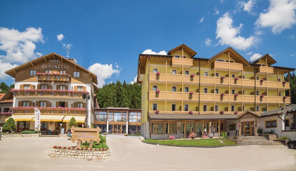 拉瓦罗内Caminetto Mountain Resort的一座拥有建筑的小镇上的大酒店
