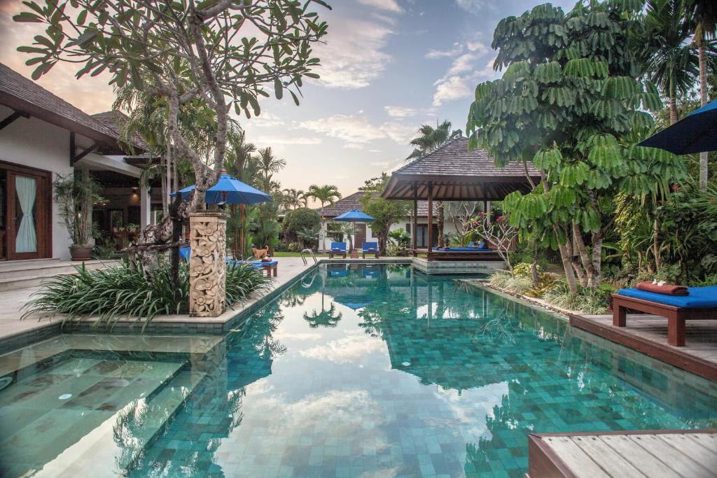 甲米镇Baan Pinya Balinese Style Pool Villa的度假村别墅内的游泳池