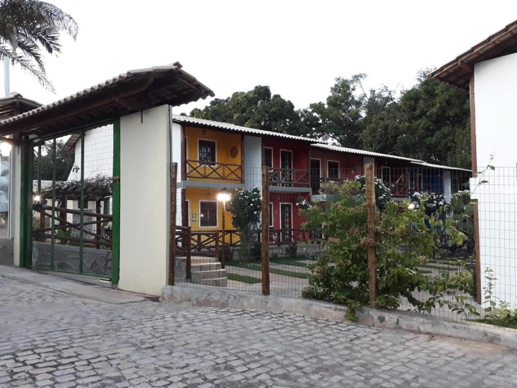 伦索伊斯Lindo Apartamento em Lençóis的前面有栅栏的建筑