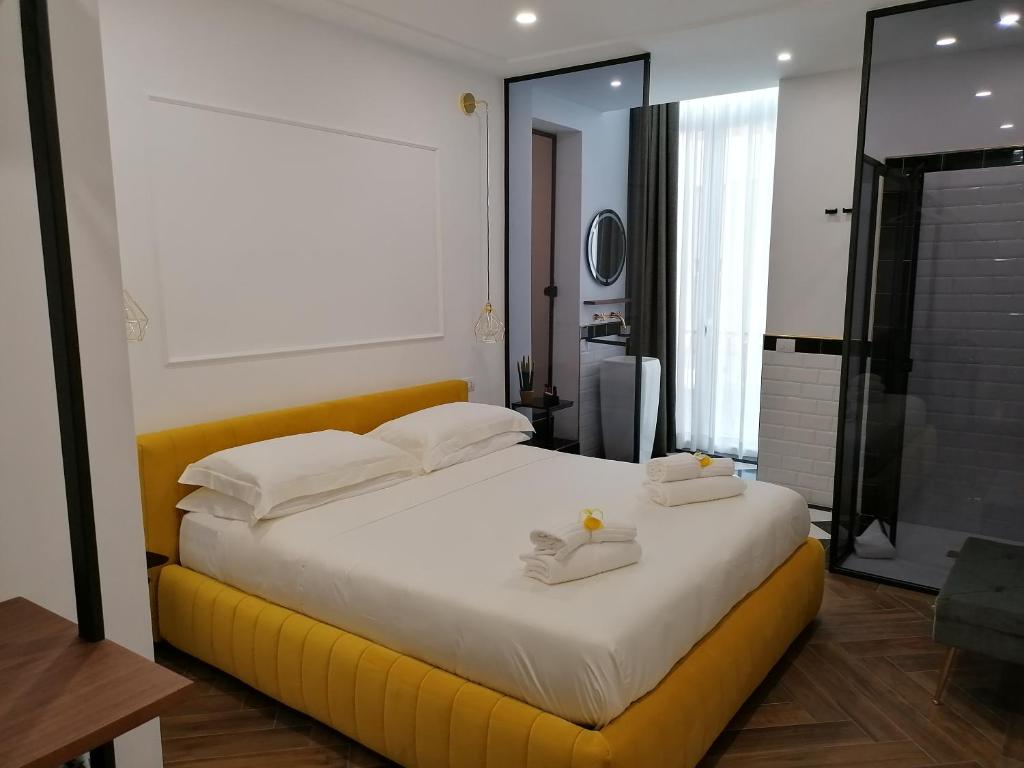 马奥莱Al Raggio di Sole in Costiera的卧室配有一张白色大床,拥有黄色色调