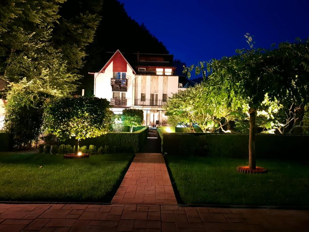 锡纳亚Villa Onix的夜晚带花园的房子
