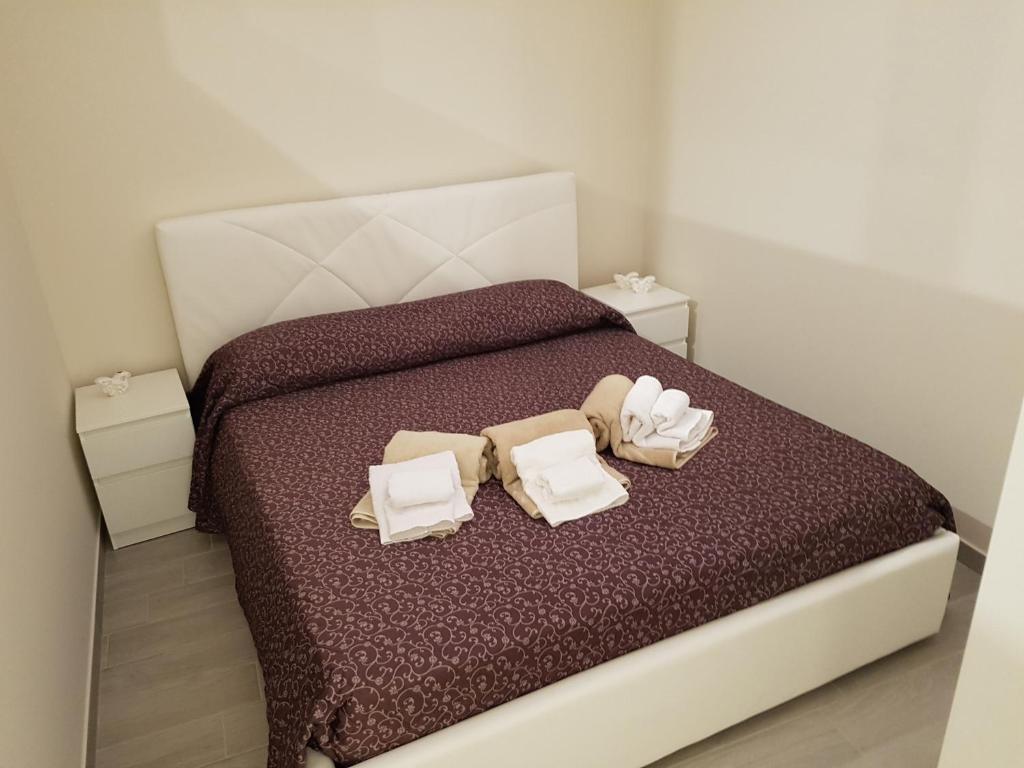 卡尼卡特伊La Casa Di Francesco (Trilocale Arredato)的一间卧室配有一张床,上面有两条毛巾
