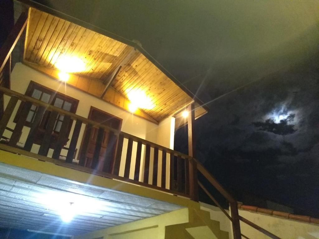 Núcleo MauáChalés Luz da Montanha的带阳台的房子,天空有月亮