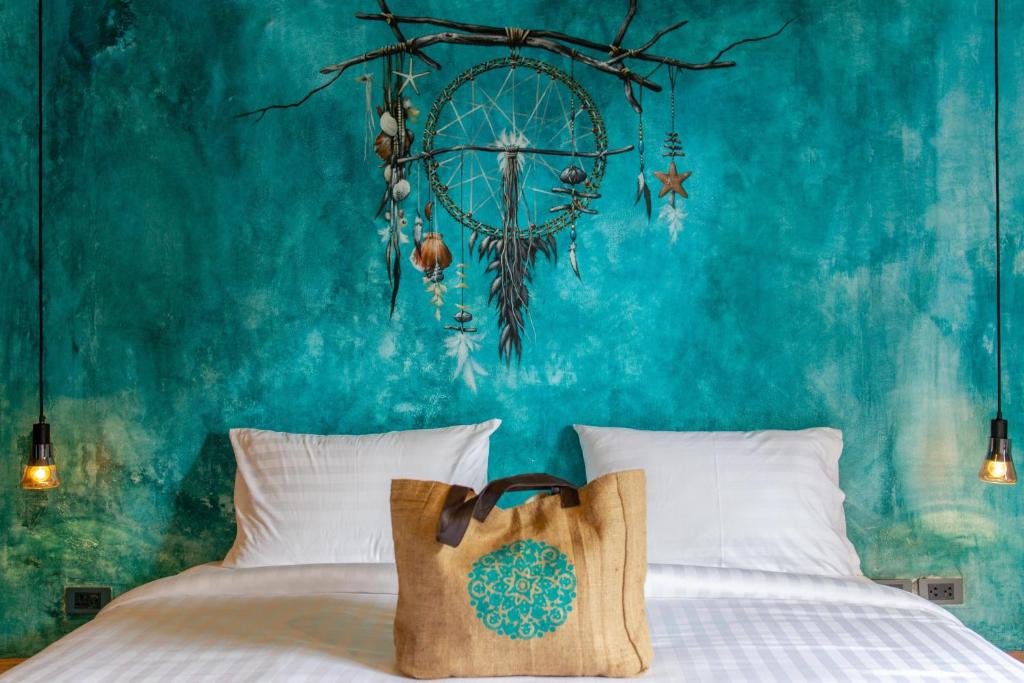 波普托Dreamcatcher Boutique Hotel的一间卧室配有一张蓝色墙壁的床