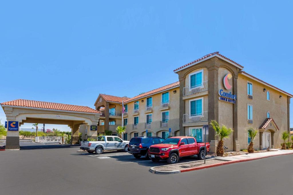 埃尔森特罗Comfort Inn & Suites El Centro I-8的停车场内有车辆的旅馆