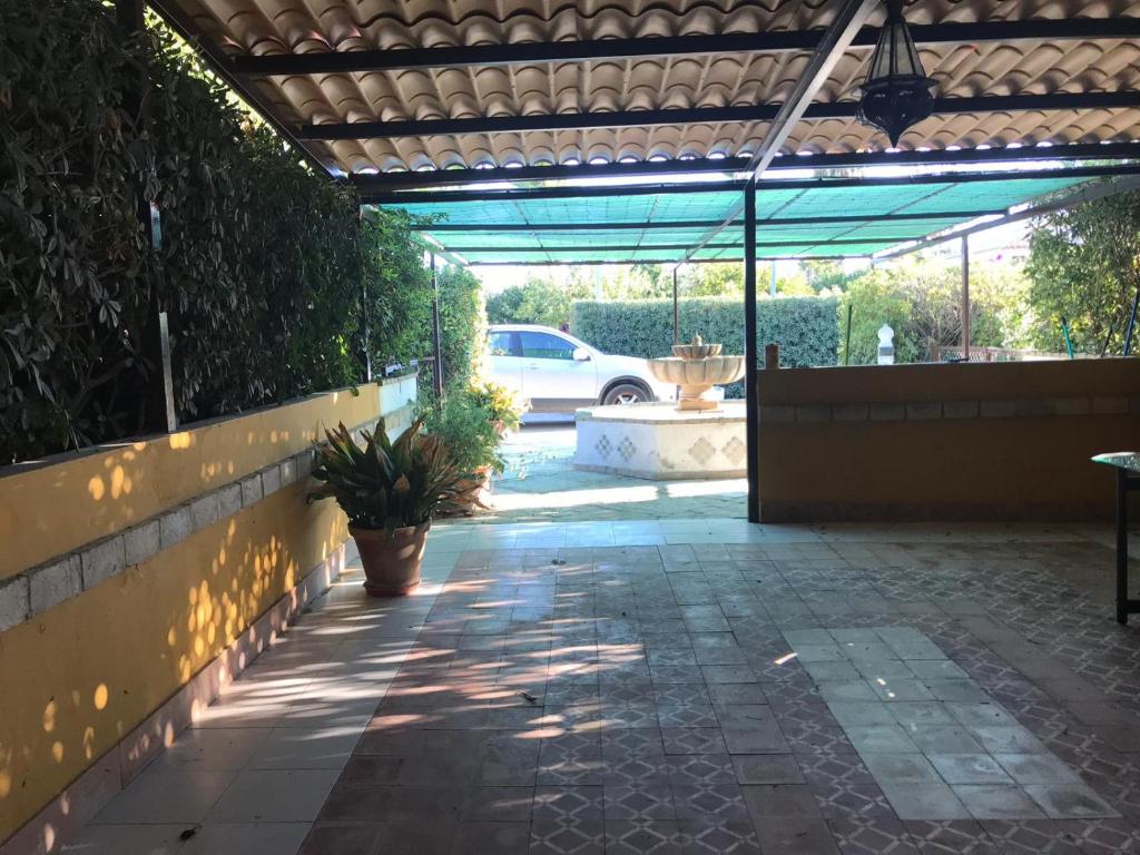 桑卢卡尔-德巴拉梅达Casa Rural Finca Los Esterones的停车场内有停车位的庭院