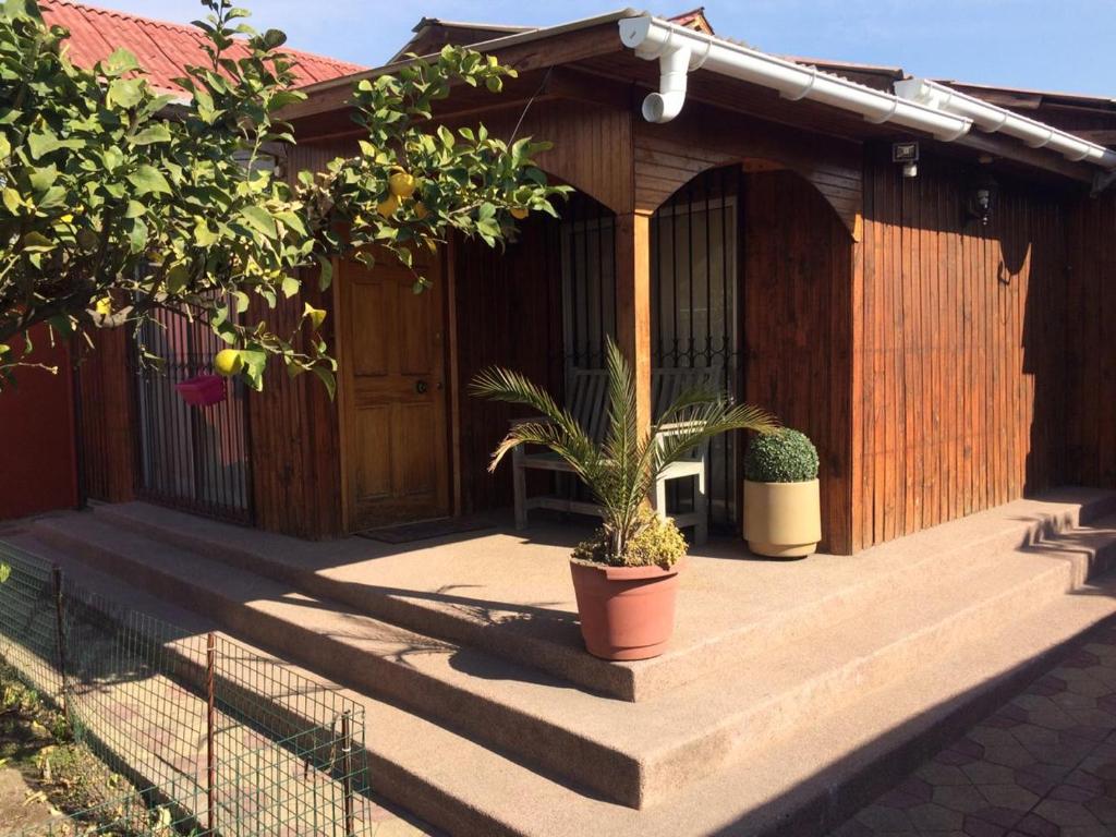 圣地亚哥Casa en Santiago equipada的前面有盆栽的房屋
