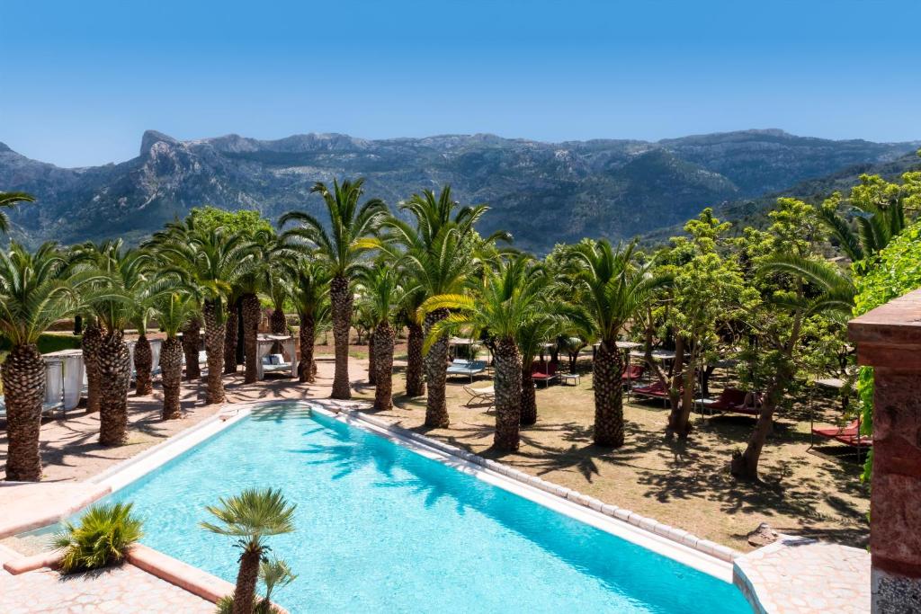 索列尔芬卡卡奈酒店-仅限成人入住的棕榈树和山脉环绕的游泳池