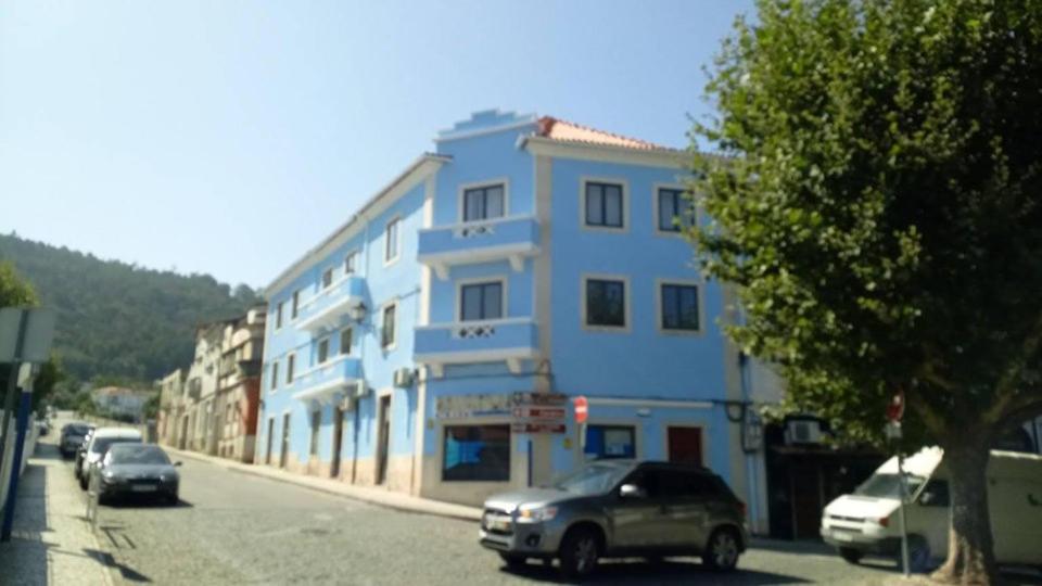洛萨Hotel Bem Estar的街道边的蓝色建筑