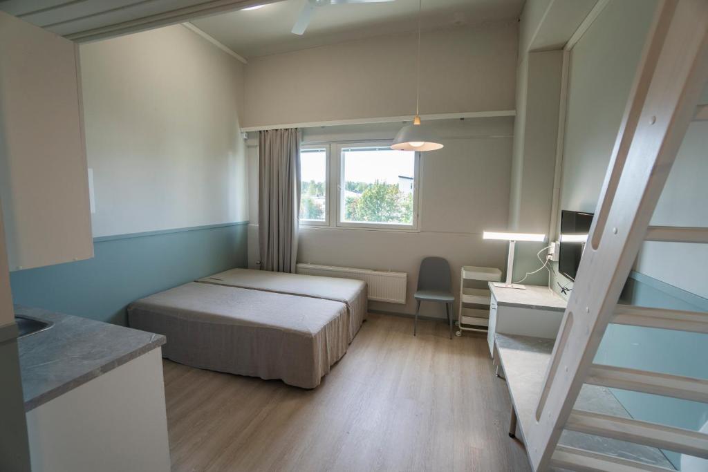 赫尔辛基因诺特里公寓的一间小卧室,配有床和窗户
