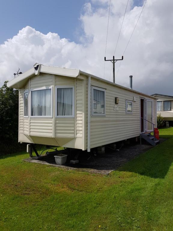 西卢港Caravan Willerby Gold Star的移动房屋停放在庭院内