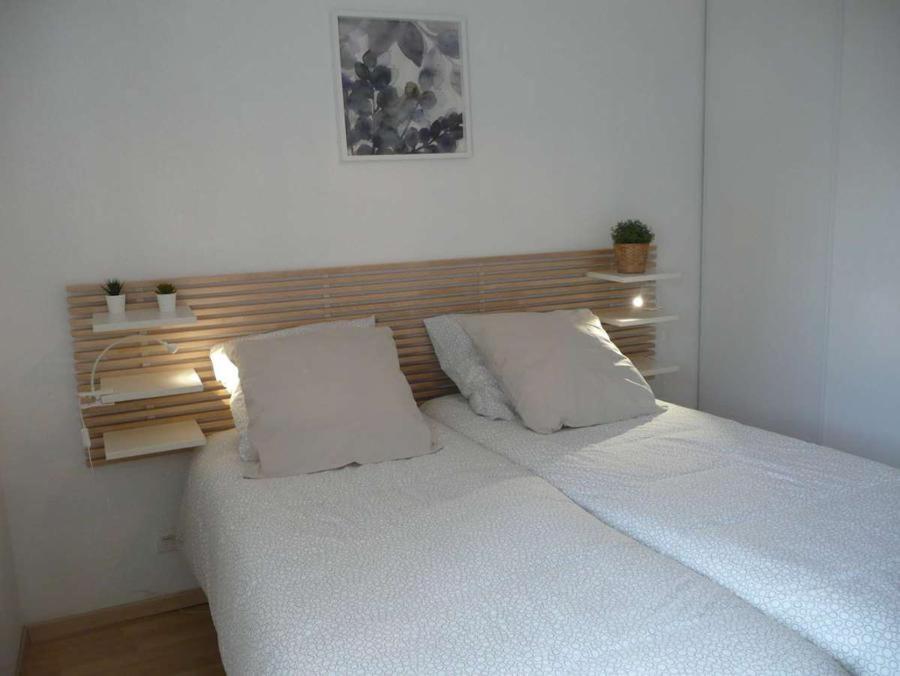 康博莱班Eric's Appartement -Charmant T2 -的卧室内的一张带两个枕头的白色床