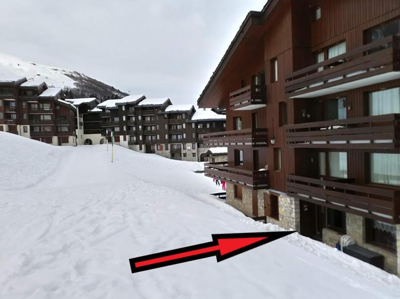 瓦尔莫雷尔HSL的建筑物旁边的雪中红箭