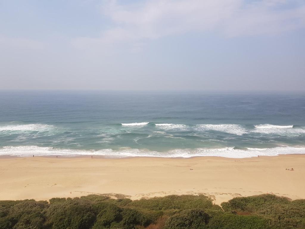 阿曼济姆托蒂Pam's Beach Flat的享有海滩和海洋的空中景致