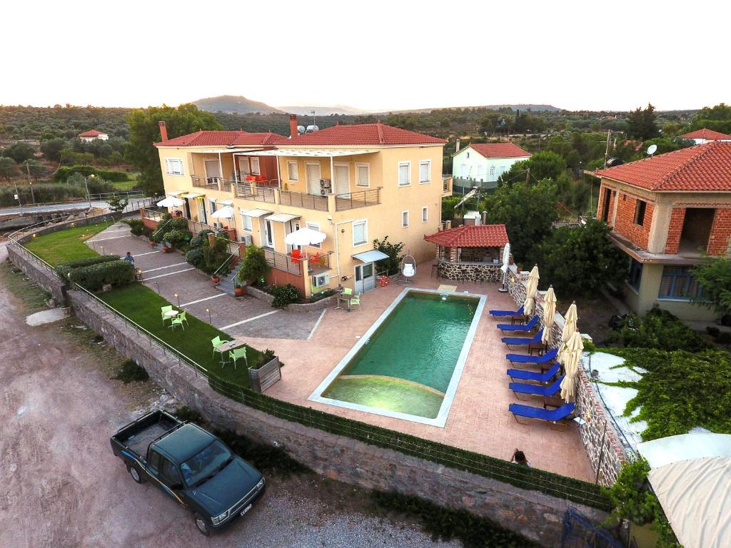 MantamádosPalaiologou Panorama Apartments的享有带游泳池的房屋的空中景致