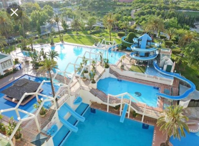 马拉加Benalbeach JR Suite的享有度假村游泳池的空中景致