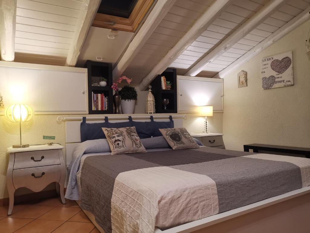 卡塔尼亚La mansarda di Ninni的一间卧室,卧室内配有一张大床
