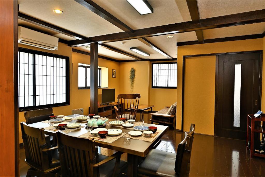 高山Hida-Takayama Michi的一间带长桌和椅子的用餐室