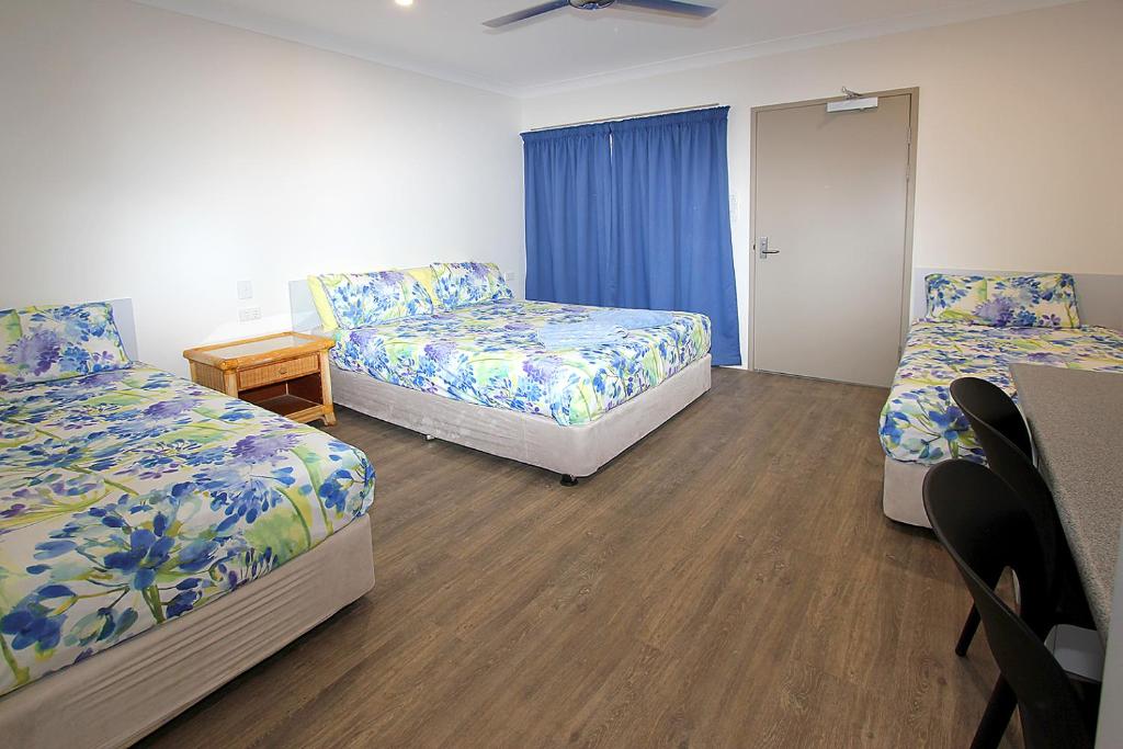 普拉瑟潘礁花园汽车旅馆的酒店客房设有两张床和一张桌子。