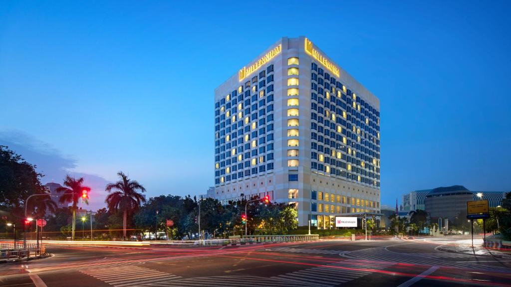 雅加达雅加达千禧大酒店的一座高大的建筑,前方有一条街道