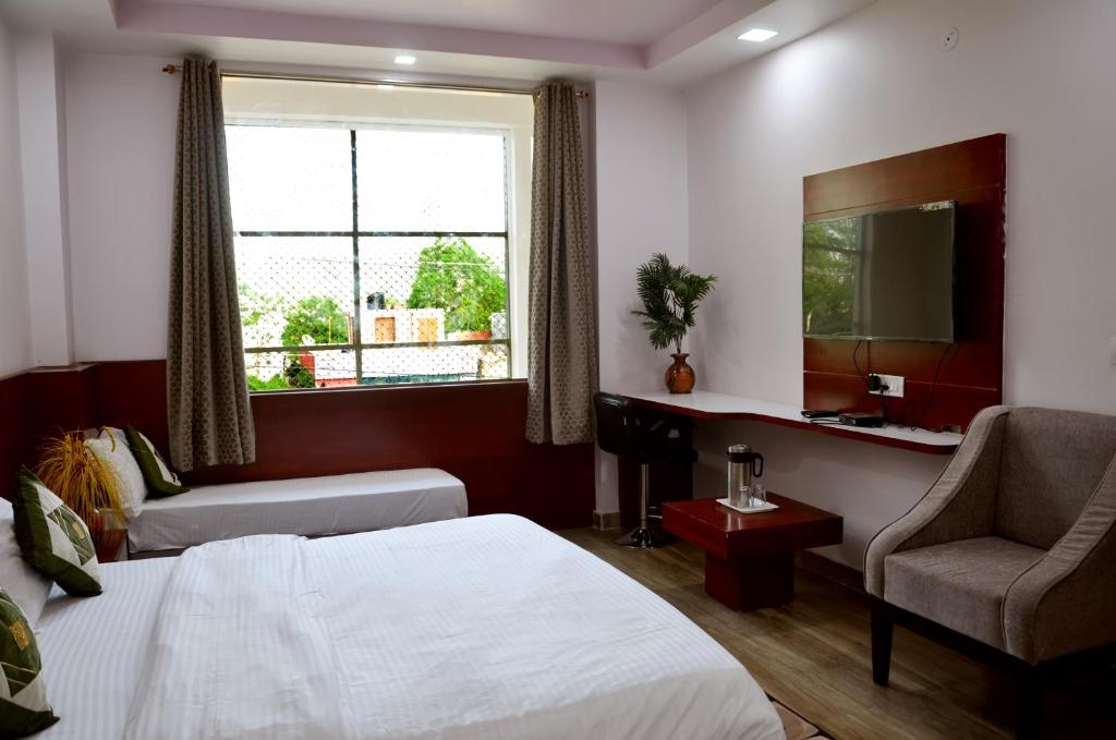 萨瓦伊马多普尔Meera Mahal的酒店的客房 - 带一张床、椅子和窗户
