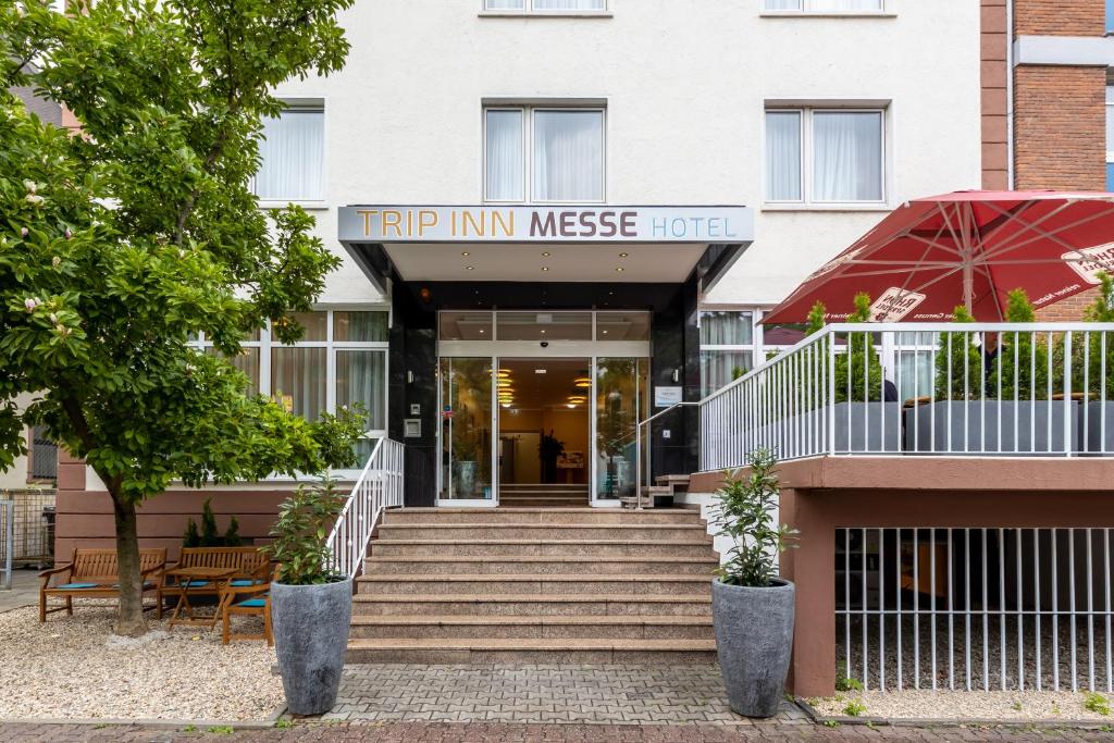 美因河畔法兰克福Trip Inn Hotel Messe Westend的一座建筑,上面有读过Mimssey酒店旅行的标志