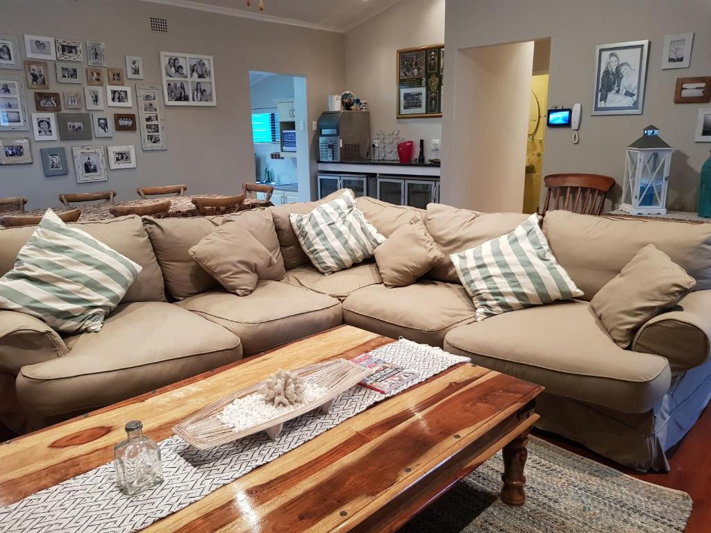 Bushmans River VillageBushys Oak的带沙发和咖啡桌的客厅