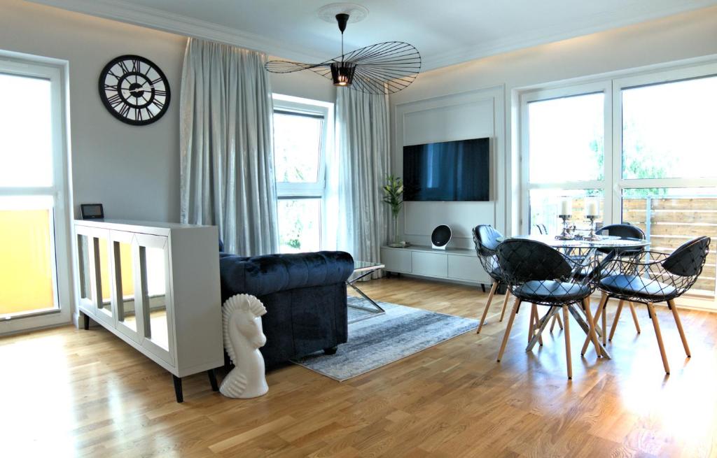 托伦Blue Velvet Premium Apartments II的客厅配有沙发和桌椅