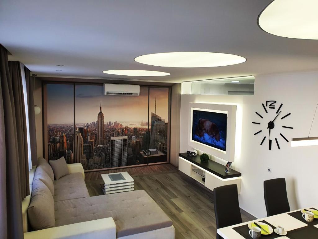 杰尔gyorapartman-BEST的客厅配有沙发和墙上的时钟