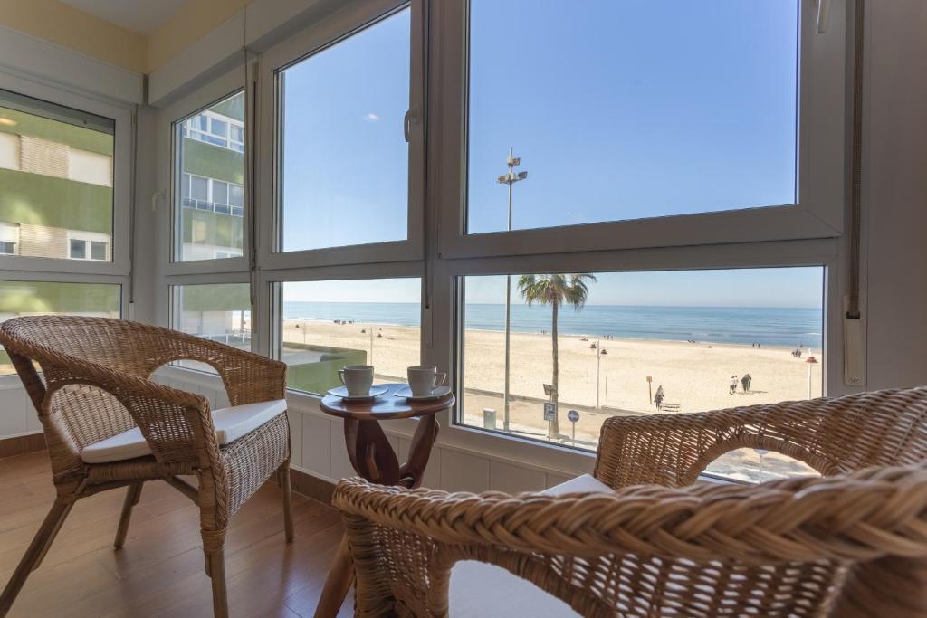 加的斯HORIZONTE Sunny Home by Cadiz4Rentals的一间享有海滩美景的客厅