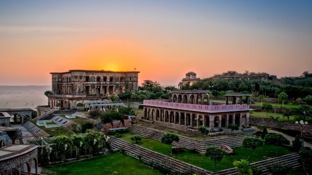 阿尔瓦尔Neemrana's - Tijara Fort Palace的印地亚斋浦尔市的日落