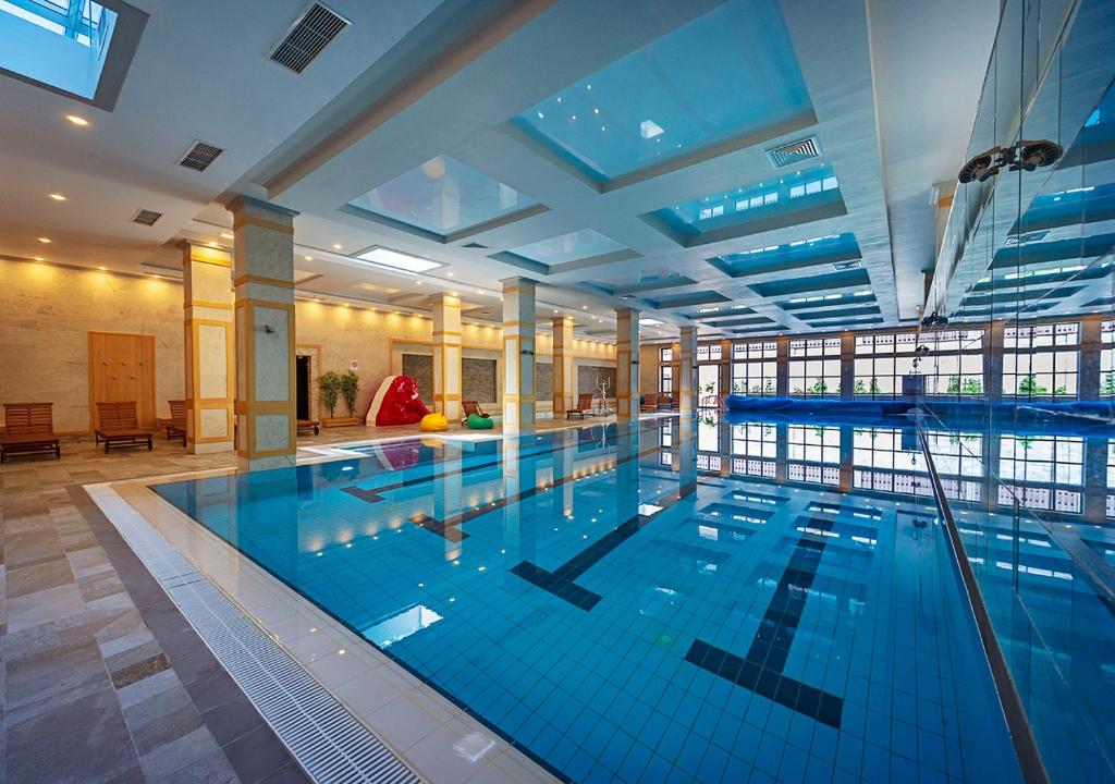 班斯科7 Pools Boutique Hotel & SPA的大型建筑中的大型游泳池