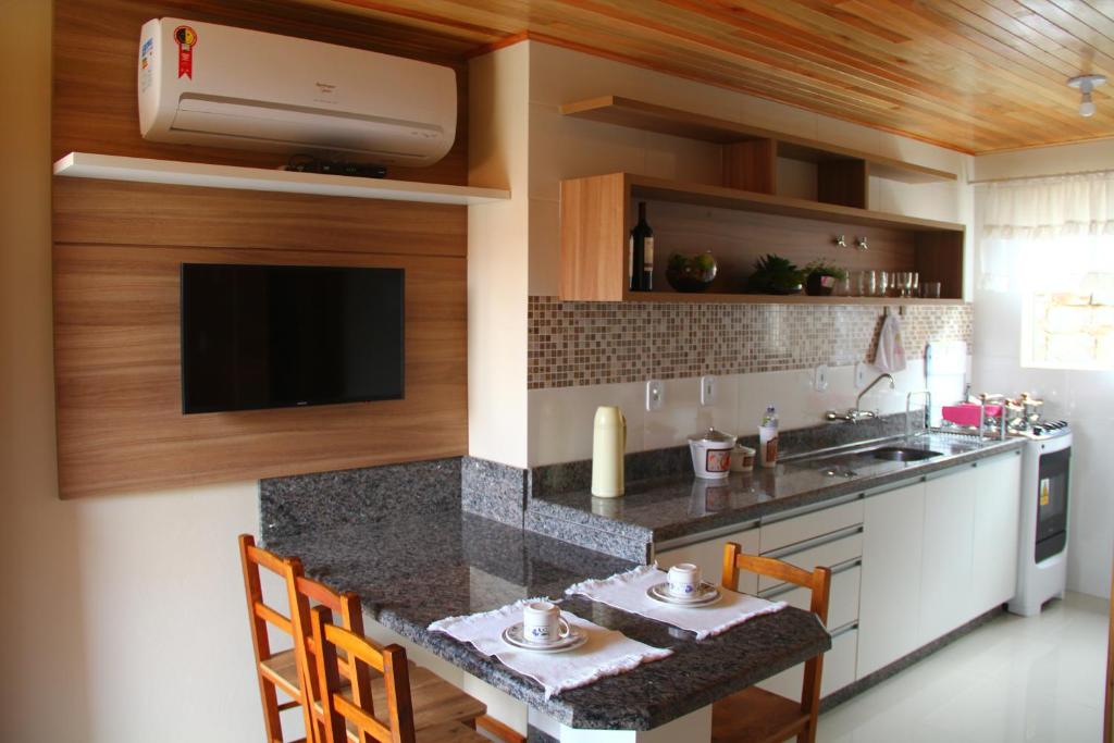 圣若阿金Apartamento Serrano的厨房配有水槽和台面