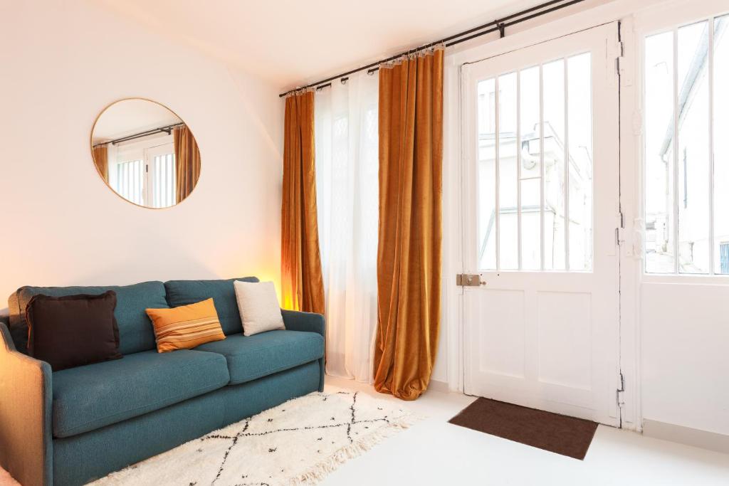 巴黎Beaumarchais的客厅,门前设有蓝色沙发