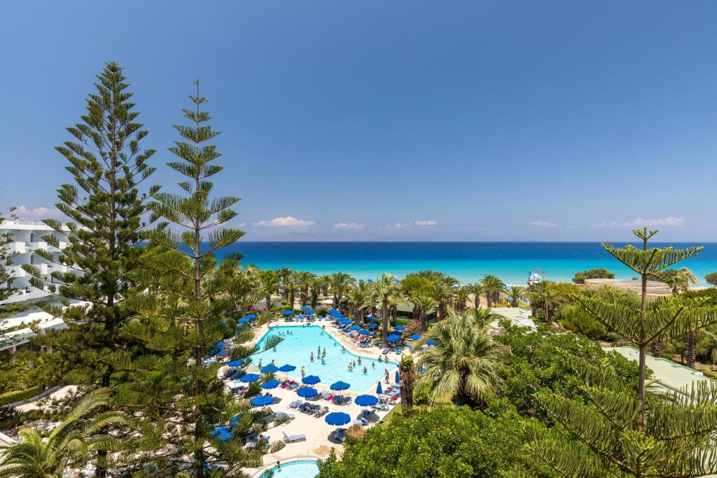 伊利索斯蓝色天际酒店的享有度假村游泳池的空中景致