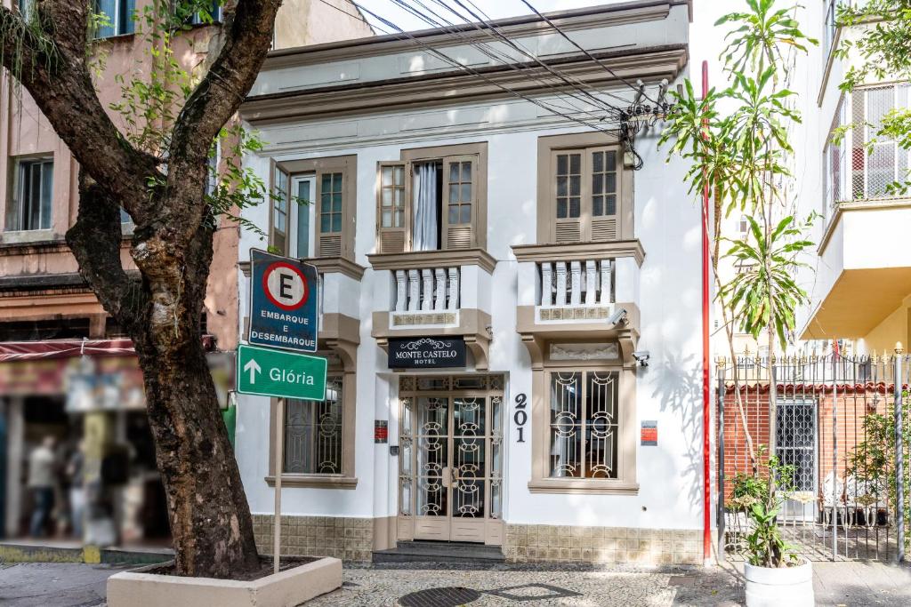 里约热内卢蒙特卡斯特罗酒店的前面没有停车标志的白色建筑