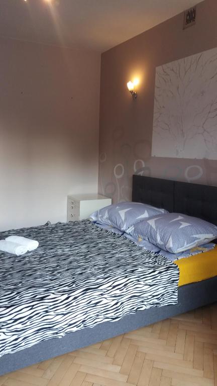 华沙Pokoje Kolorowe Sny的一间卧室配有一张带黑白毯子的床