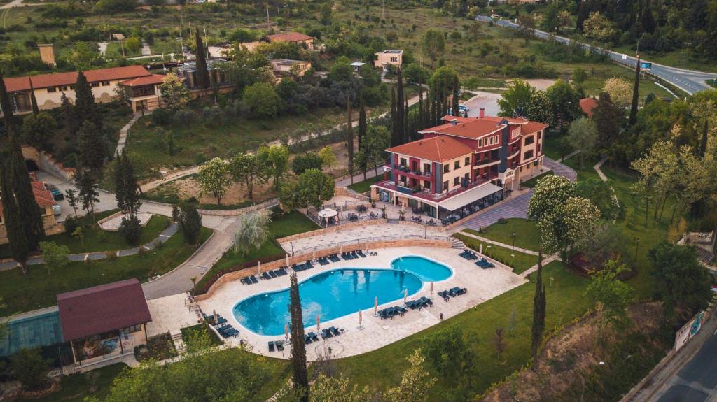 桑丹斯基Villa Sintica的享有带游泳池的房屋的空中景致
