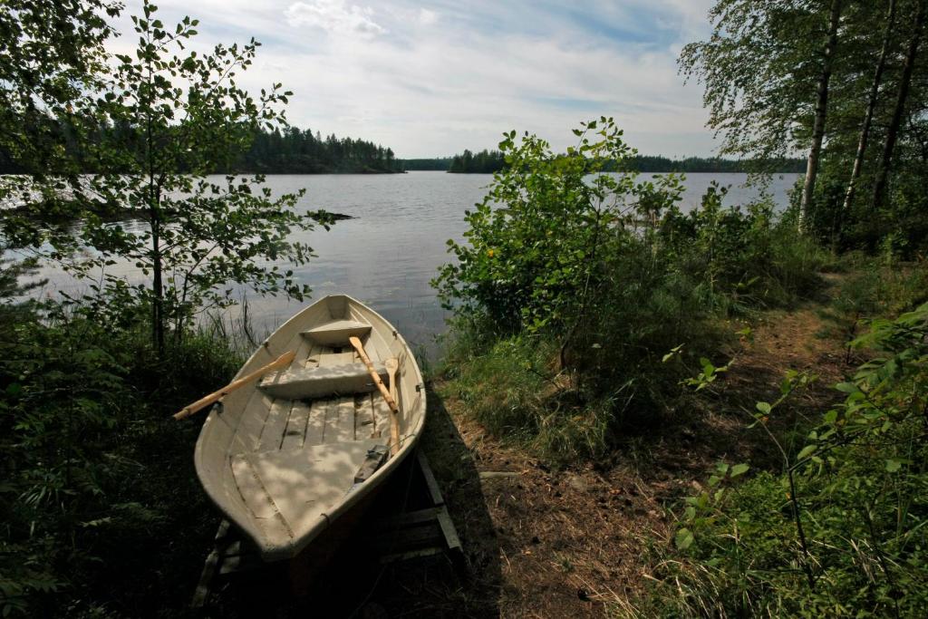 Kosula哈提图维特山林小屋的坐在湖边的船