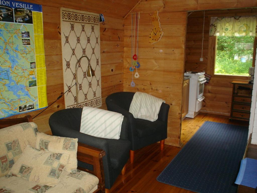 Kosula哈提图维特山林小屋的带沙发和椅子的客厅