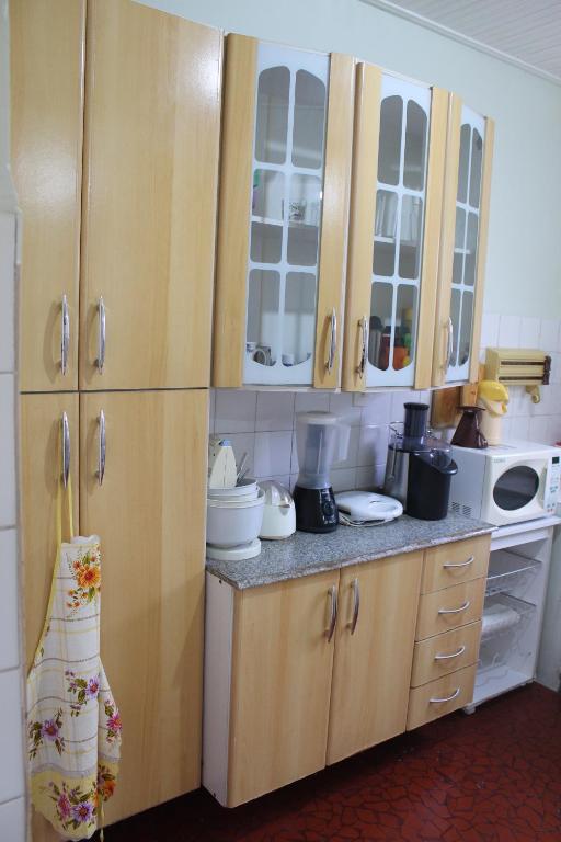 圣保罗Casa mobiliada的厨房配有木制橱柜和台面